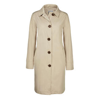Vooraanzicht van een beige travelcoat met grote knopen op een neutrale achtergrond.