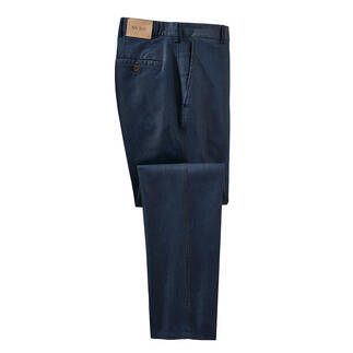 Heren jeans in donkerblauw, liggend op een oppervlak.