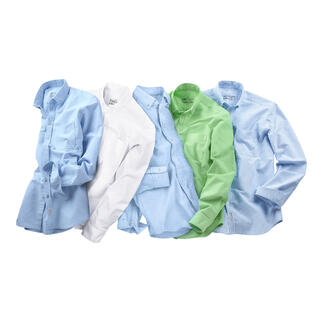 Verschillende BDO-shirts in verschillende kleuren op een tafel.