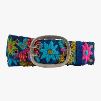 Kleurrijke Smitten Peru geborduurde riem met metalen gesp op een witte achtergrond.
