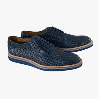 Twee donkerblauwe gevlochten derby schoenen van Casanova, naast elkaar op een lichte achtergrond.