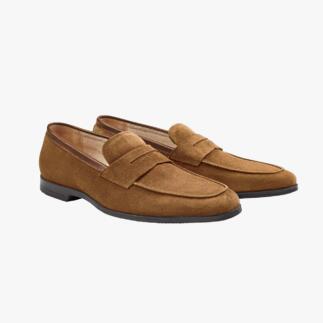 Bruine suède mocassins, zijaanzicht op een lichte achtergrond.