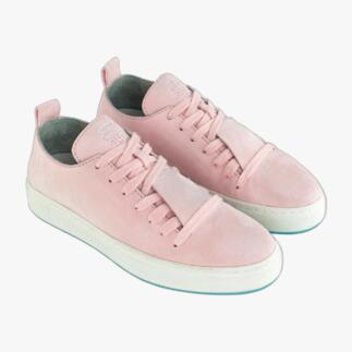 Roze suède sneaker met brede veters en gevoerde tong.