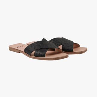 Zwarte sandalen in een paar, op een witte achtergrond.