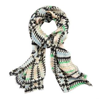Houndstooth-sjaal in zachte kleuren, om de nek van een vrouw gedrapeerd.