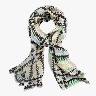 Houndstooth-sjaal in zachte kleuren, om de nek van een vrouw gedrapeerd.
