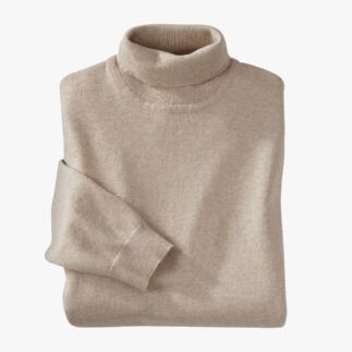 Beige fijngebreide coltrui, opgerold met één mouw.