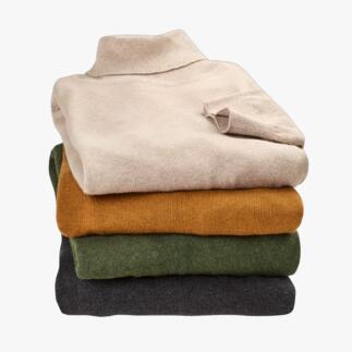 Stapeltje fijngebreide coltruien in verschillende kleuren.