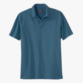 Diepblauw Ragman Pima-Pikee-polo, liggend op een tafel.