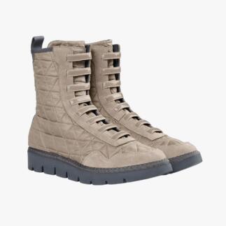 Beige instapboots met hoge schacht en veters.