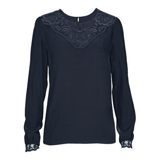 Donkerblauwe kant blouse met ronde hals en lange mouwen op een witte achtergrond.