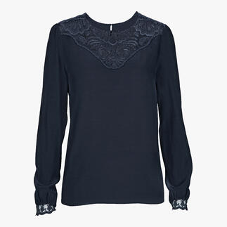 Donkerblauwe kant blouse met ronde hals en lange mouwen op een witte achtergrond.