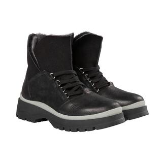Twee zwarte wandelschoenen, zijaanzicht.