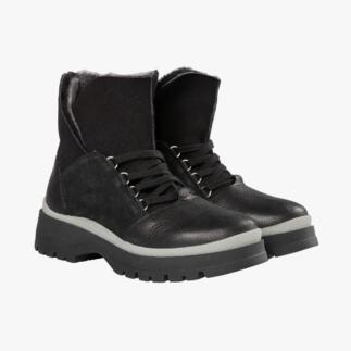 Twee zwarte wandelschoenen, zijaanzicht.