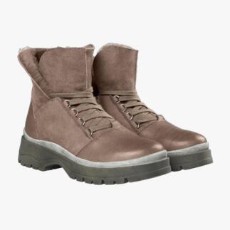 Hiking-Boots in lichtbruin, van voren met veters.