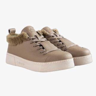 Chaaya lammy-sneakers in beige, frontaal getoond.