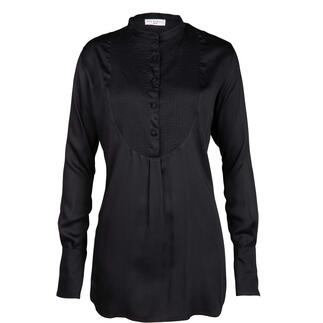 Vooraanzicht van een zwarte plastron tuniek met knoopdetails