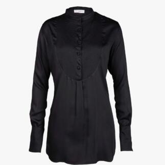Vooraanzicht van een zwarte plastron tuniek met knoopdetails