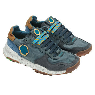Blauwe sneaker van gerecycled canvas, boven de veters.