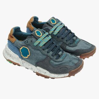 Blauwe sneaker van gerecycled canvas, boven de veters.