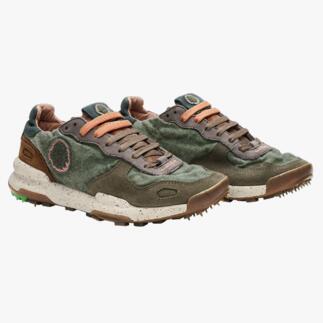 Zwarte sneakers van gerecycled canvas, van voren bekeken.