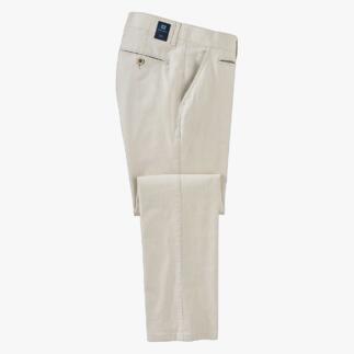 Beige zakelijke linnen broek netjes gevouwen met zakken.
