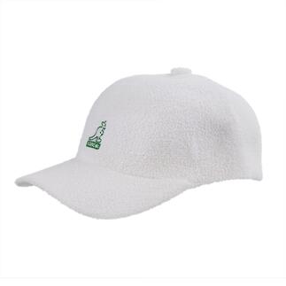 Witte badstof pet met groen KANGOL-logo van de zijkant.