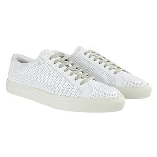 Twee witte geperforeerde leren sneakers naast elkaar.