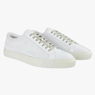 Twee witte geperforeerde leren sneakers naast elkaar.