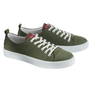Wasbare nubuckleren sneaker in kaki met een lichte zool vanuit twee perspectieven.