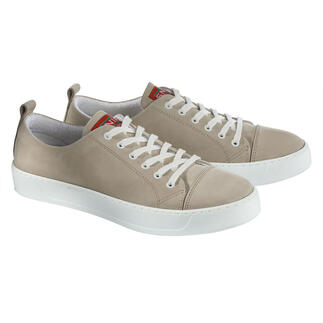 Wasbare nubuckleren sneaker in crème met een lichte zool vanuit twee perspectieven.