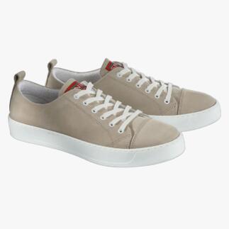 Wasbare nubuckleren sneaker in crème met een lichte zool vanuit twee perspectieven.