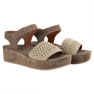 Bruine plateau haak sandalen met haakbanden.