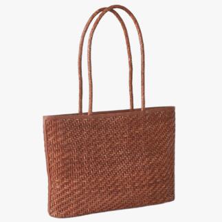 Bruine gevlochten shopper van de zijkant.