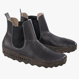 Tweede paar zwarte chelseaboots met kurkenzool op een witte achtergrond