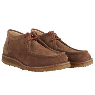 Twee bruine Astorflex Chukka-boots met rode veters aan de voorkant