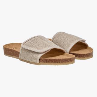 Twee paar Grand Step Shoes hennep pantoffels, plat liggend.