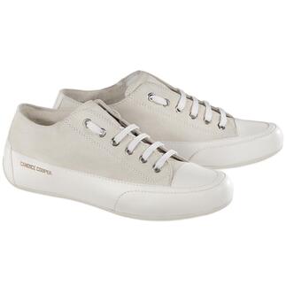 Twee beige Candice Cooper edele sneakers naast elkaar.