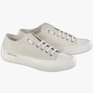 Twee beige Candice Cooper edele sneakers naast elkaar.