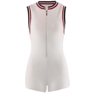 Voorkant van een witte badstof jumpsuit met volledige ritssluiting.