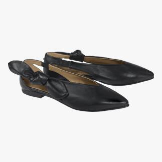 Twee zwarte ballerina's met strik, naast elkaar.