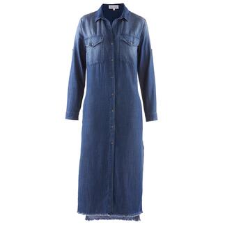 Vooraanzicht van een lange denim blouse met drukknoopsluiting en borstzakken.