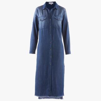 Vooraanzicht van een lange denim blouse met drukknoopsluiting en borstzakken.