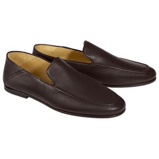 Twee bruine 2-in-1 lamsnappa loafers naast elkaar