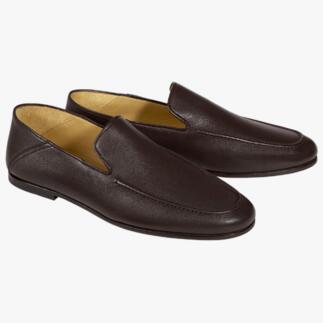 Twee bruine 2-in-1 lamsnappa loafers naast elkaar