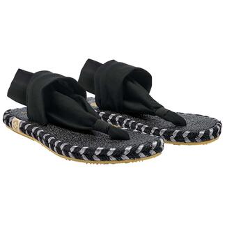 Twee zwarte Nalho yoga teensandalen naast elkaar