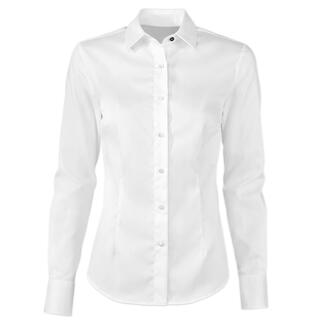 Voorkant van een witte QuickClean-blouse met knopen en kraag.
