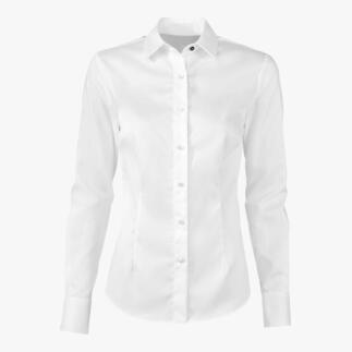 Voorkant van een witte QuickClean-blouse met knopen en kraag.