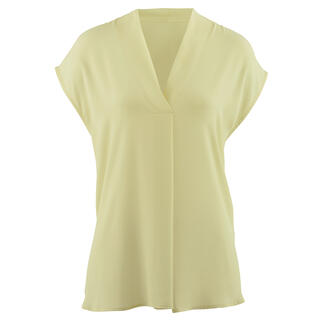 Geel zomerblouseshirt op een witte achtergrond