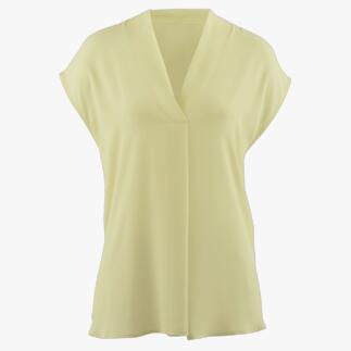 Geel zomerblouseshirt op een witte achtergrond